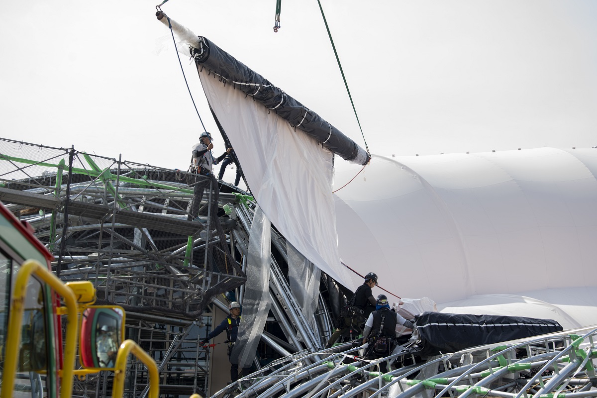  パビリオン全体の骨組みに命をイメージした薄ピンクの外膜を覆っていきます。  The framework of the pavilion will be covered with a light pink outer membrane that is reminiscent of life. 